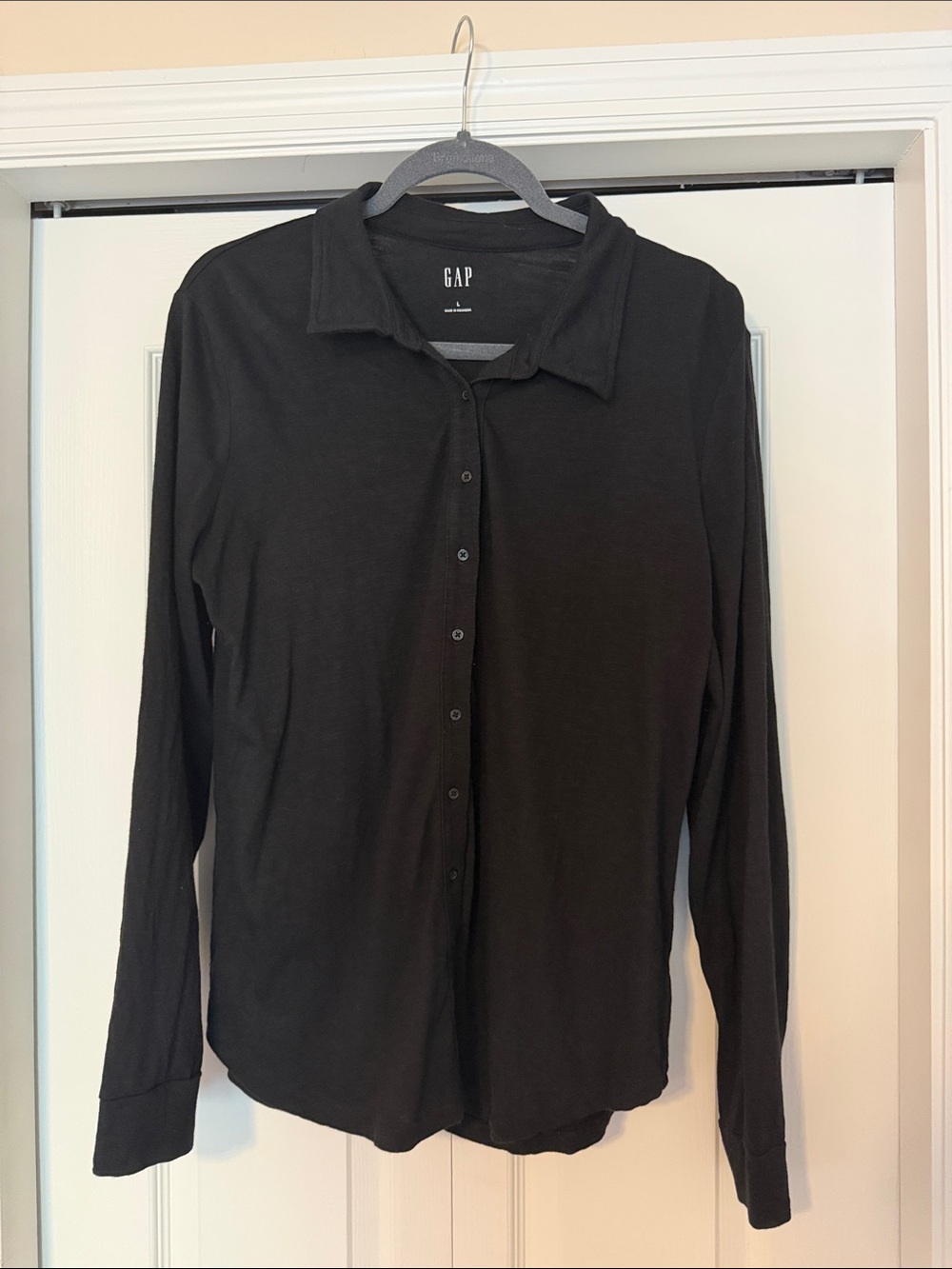 GAP Women’s Black Long-Sleeve Button-Down Shirt